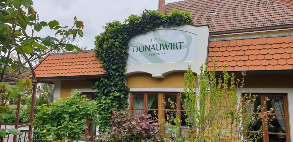 Hotel Donauwirt in Weißenkirchen – Beschriftung und Auftritt